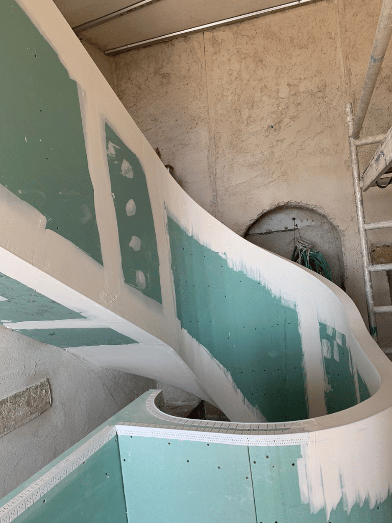 בניית מדרגות מעוגלות מלוח גבס מחורץ