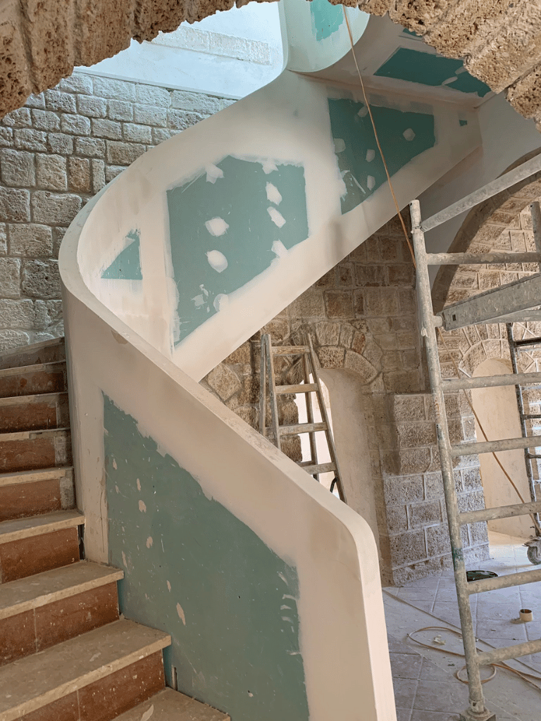 בנייה מלוח גבס מחורץ מדרגות בצורה מעוגלת